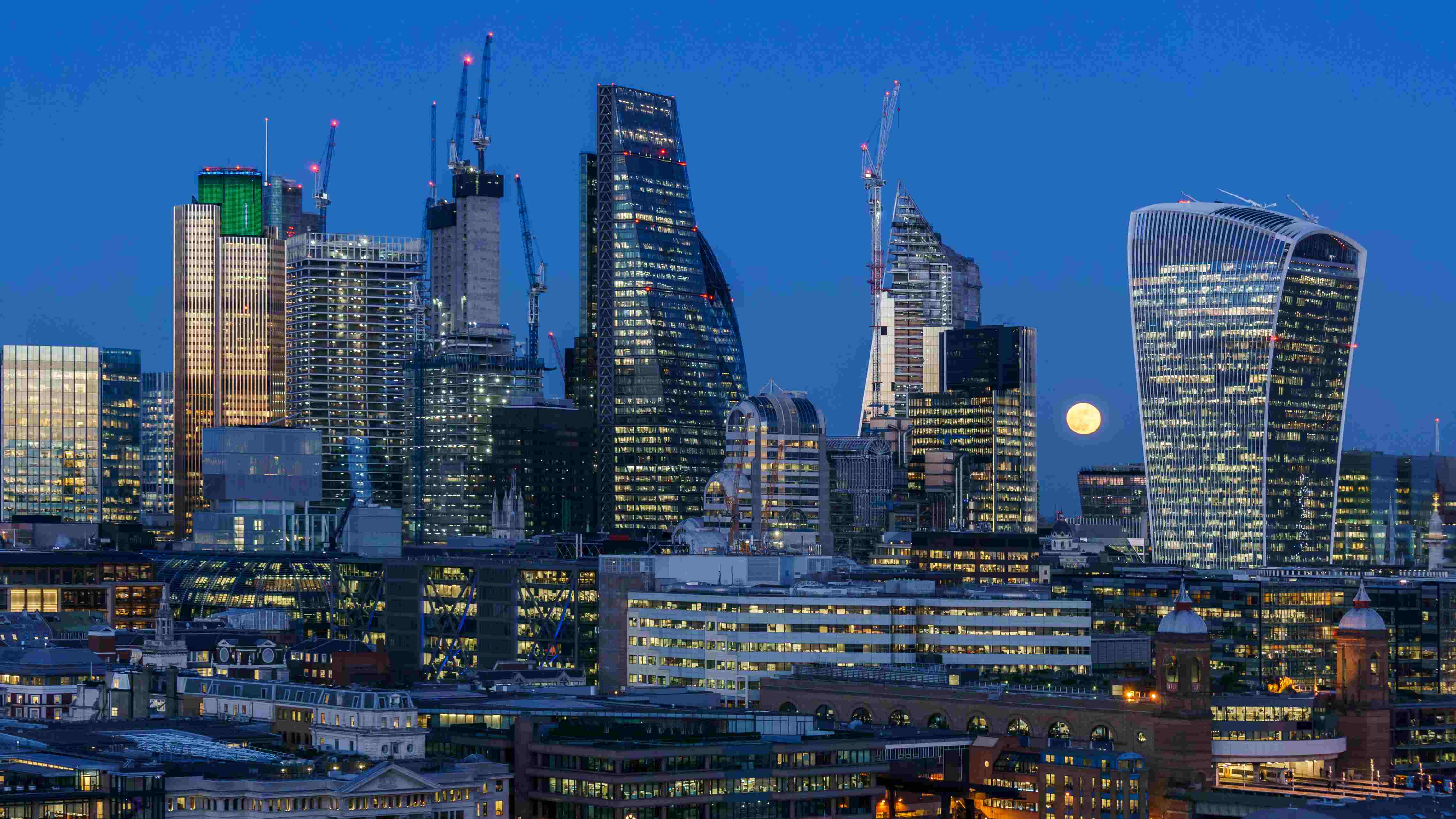 Images Wikimedia Commons/29 Colin Super_moon_over_City_of_London.jpg